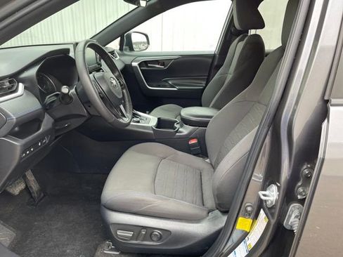 Used 2022 Toyota RAV4 SE image 9