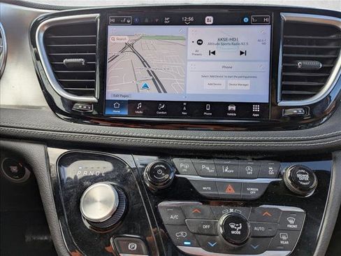 Used 2021 Chrysler Pacifica Limited w/ Uconnect Theater Family Group image 12