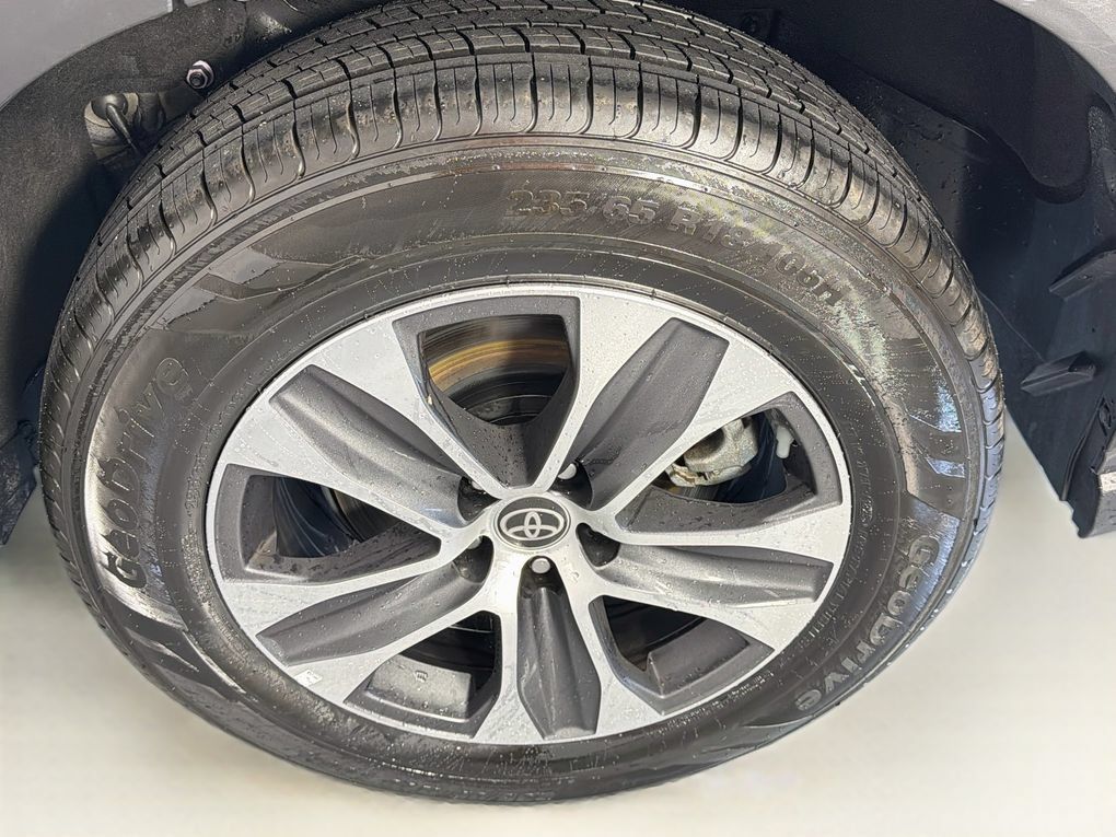 Used 2023 Toyota Highlander XLE FWD image 32