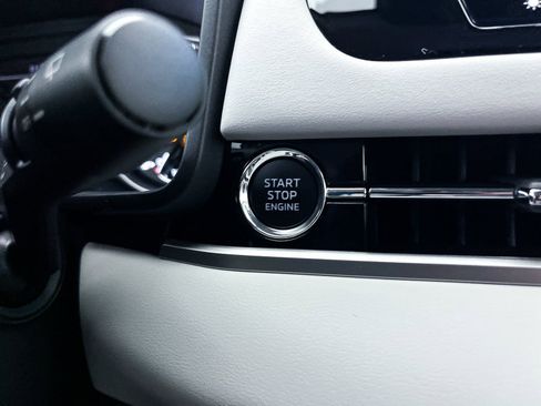 New 2025 Mitsubishi Outlander SE image 17