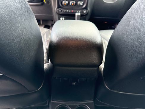 Used 2017 Jeep Wrangler Unlimited Rubicon w/ Connectivity Group AWD/4WD image 16