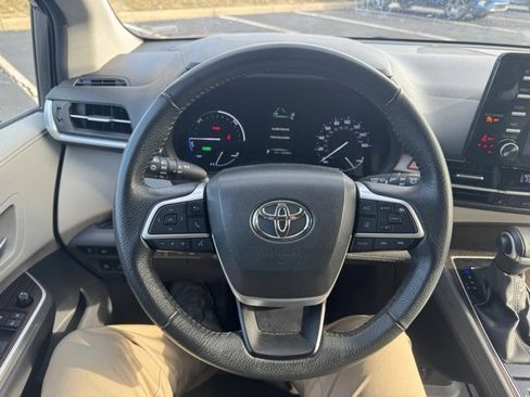 Used 2024 Toyota Sienna XLE image 18