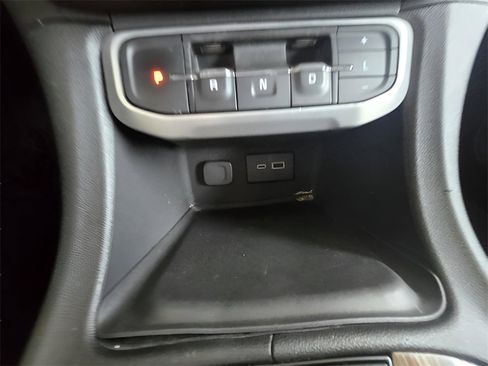 Used 2023 GMC Acadia SLE image 43