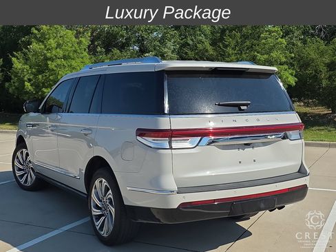 Used 2023 Lincoln Navigator Reserve AWD/4WD image 3