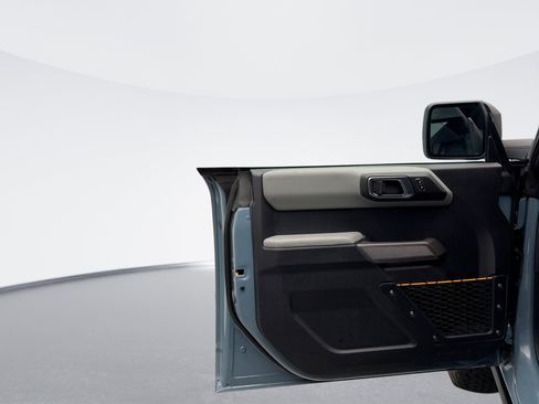 Used 2023 Ford Bronco Badlands image 9