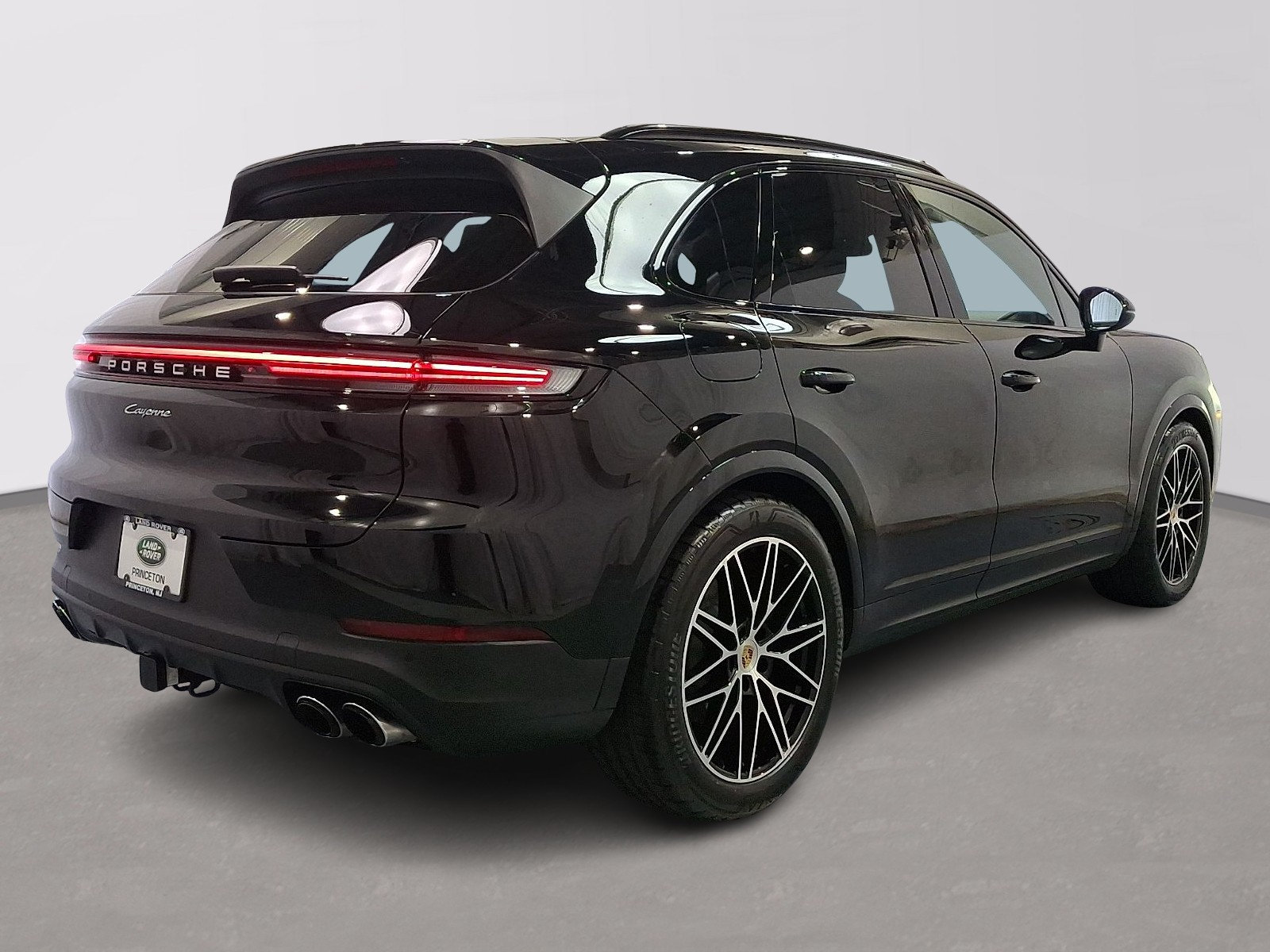 Used 2024 Porsche Cayenne AWD/4WD image 4