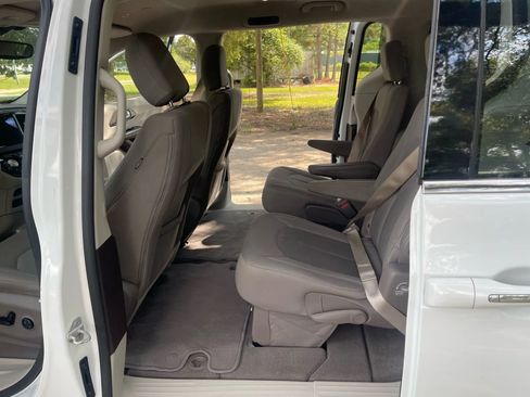 Used 2018 Chrysler Pacifica Touring Plus image 13