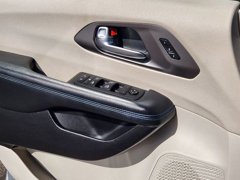 Used 2021 Chrysler Pacifica Touring-L image 12