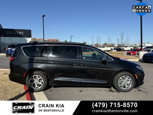 Used 2023 Chrysler Pacifica Limited image 9