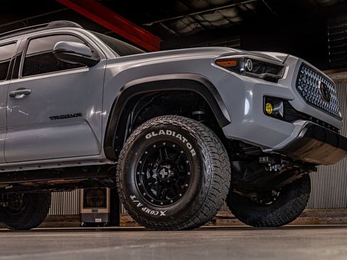 Used 2019 Toyota Tacoma TRD Off-Road AWD/4WD image 11