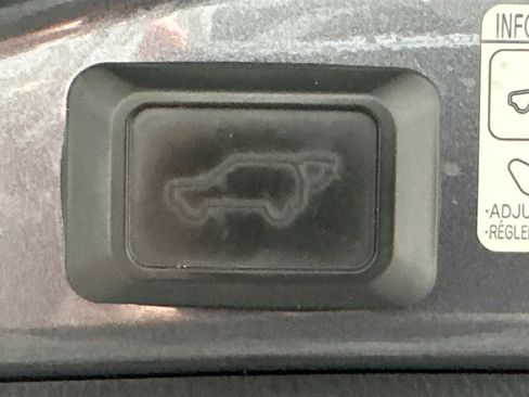 Used 2018 Toyota RAV4 Limited FWD image 31