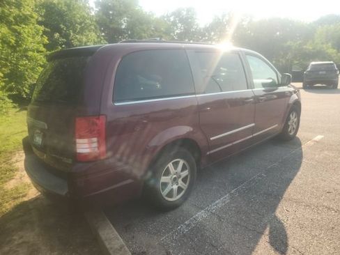 Used 2009 Chrysler Town & Country Touring FWD image 7