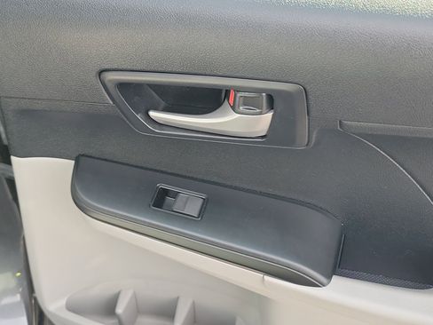 Used 2013 Toyota Camry LE image 29