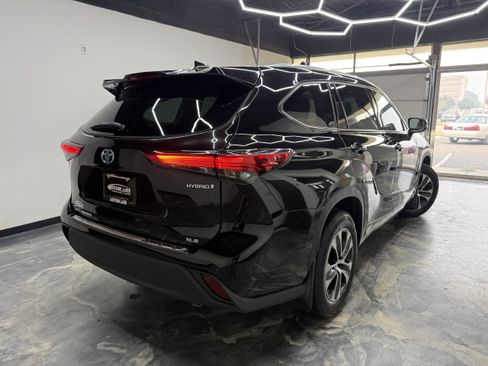 Used 2021 Toyota Highlander XLE AWD/4WD image 2