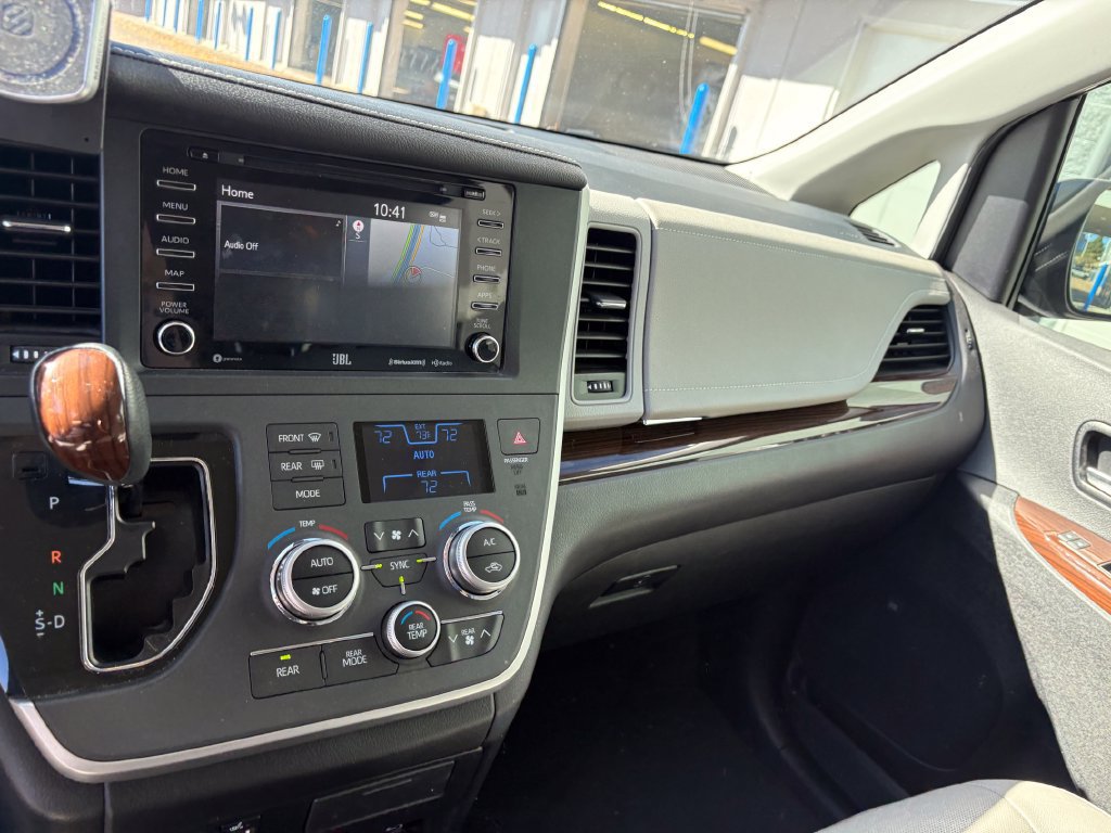 Used 2020 Toyota Sienna Limited Premium w/ Carpet Mat Package FWD image 21