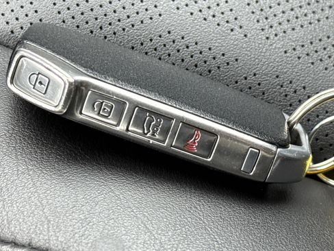 Used 2022 Kia Carnival EX FWD image 30