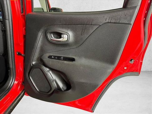 Used 2020 Jeep Renegade Latitude FWD image 16