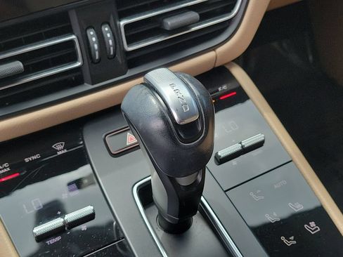 Certified 2023 Porsche Macan AWD/4WD image 33