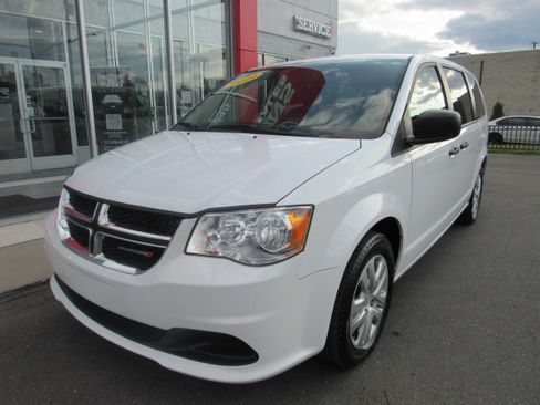 Used 2019 Dodge Grand Caravan SE FWD image 2