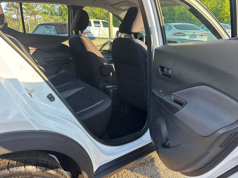 Used 2018 Nissan Kicks S image 30