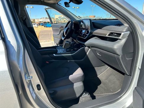 Used 2022 Toyota Highlander LE image 20