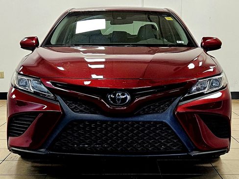 Used 2018 Toyota Camry SE image 2