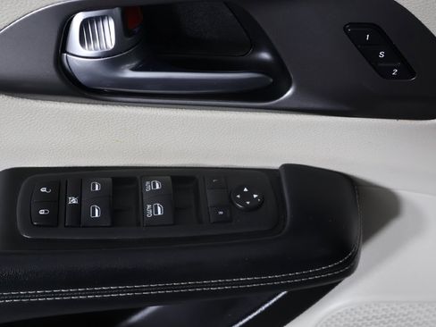 Used 2022 Chrysler Pacifica Touring-L image 33