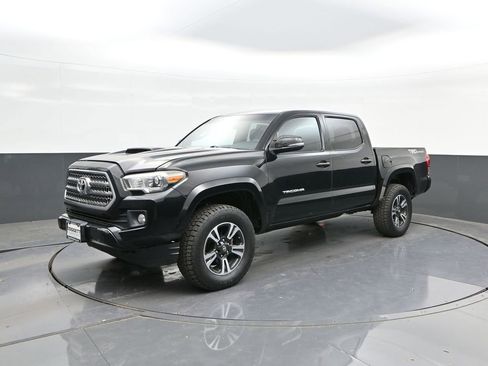Used 2017 Toyota Tacoma TRD Sport w/ Tow Package image 1