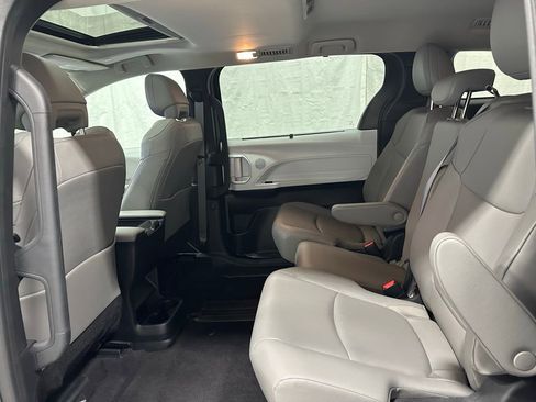 Used 2025 Toyota Sienna XLE image 50