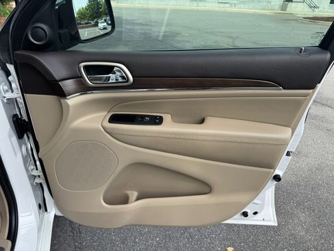 Used 2017 Jeep Grand Cherokee Overland AWD/4WD image 51