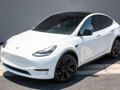 Used 2024 Tesla Model Y Long Range RWD image 2