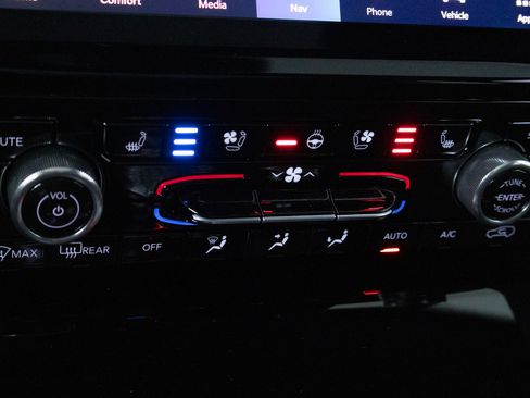 Used 2023 Jeep Grand Cherokee Overland AWD/4WD image 15