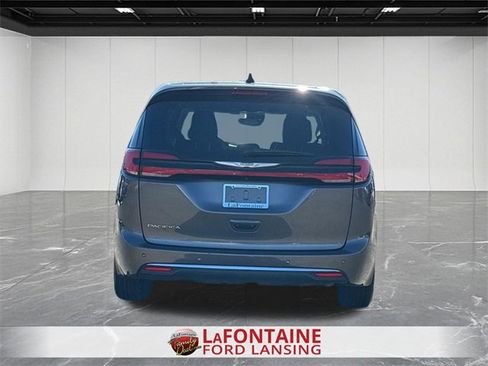 Used 2023 Chrysler Pacifica Touring-L image 7
