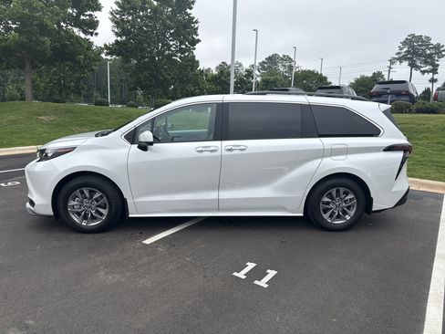 Used 2025 Toyota Sienna XLE w/ XLE Plus Package FWD image 7