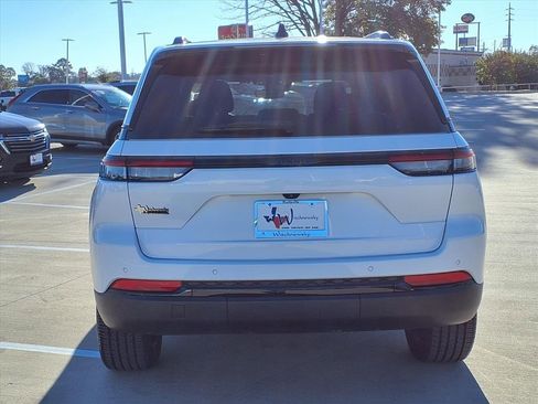 Used 2024 Jeep Grand Cherokee Altitude image 7