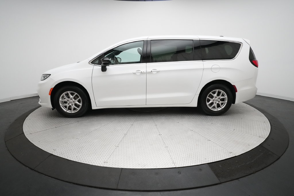 Used 2025 Chrysler Pacifica Select FWD image 25