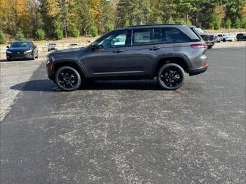 New 2025 Jeep Grand Cherokee Limited w/ Black Appearance Package image 34