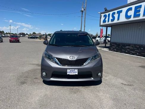 Used 2017 Toyota Sienna SE Premium FWD image 2