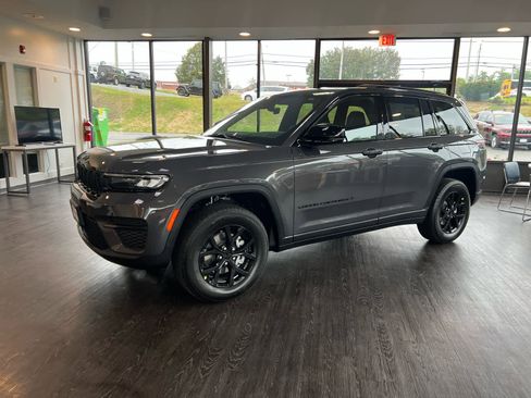 New 2025 Jeep Grand Cherokee Laredo image 4
