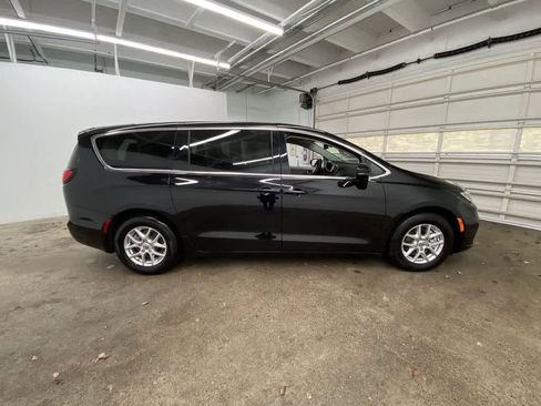 Used 2024 Chrysler Pacifica Touring-L image 7