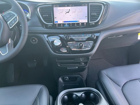 New 2026 Chrysler Pacifica Select image 11