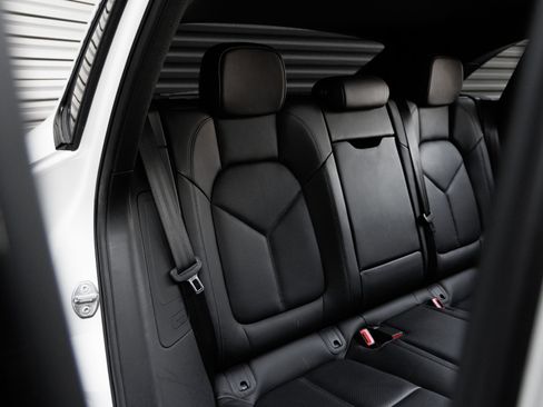 Certified 2025 Porsche Macan Turbo AWD/4WD image 33