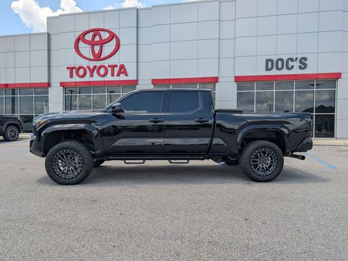 Used 2025 Toyota Tacoma SR5 AWD/4WD image 2