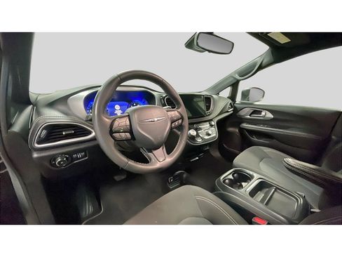 Used 2023 Chrysler Pacifica Touring image 10