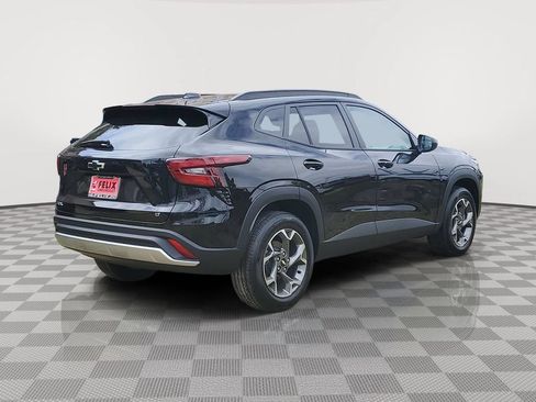 Used 2026 Chevrolet Trax LT w/ LT Convenience Package FWD image 4