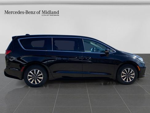 Used 2024 Chrysler Pacifica Select image 8