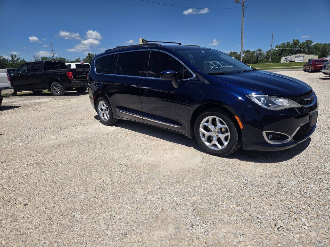 Used 2017 Chrysler Pacifica Touring-L w/ Tire & Wheel Group FWD image 1