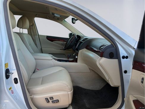Used 2011 Lexus LS 460 w/ Comfort Pkg RWD image 19