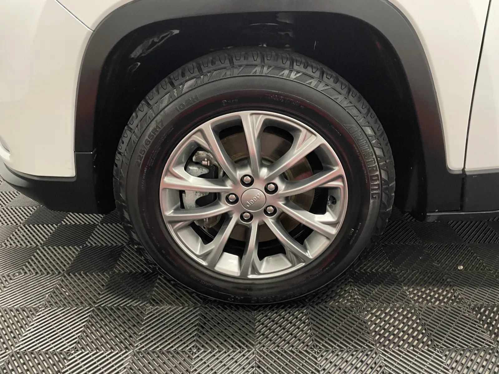 Used 2021 Jeep Cherokee Latitude Plus AWD/4WD image 10