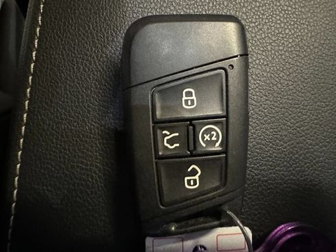 Used 2023 Volkswagen Tiguan SE AWD/4WD image 16